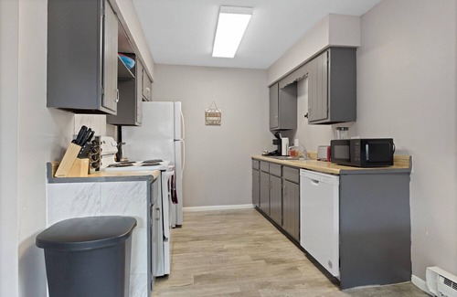 Aurora Apartment | Cozy apt Aurora/Sleeps 8/FREE Wifi/55"TV/Parking