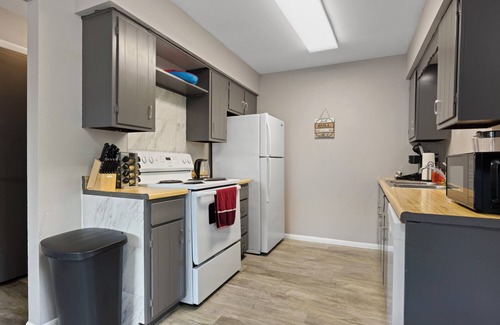 Aurora Apartment | Cozy apt Aurora/Sleeps 8/FREE Wifi/55"TV/Parking