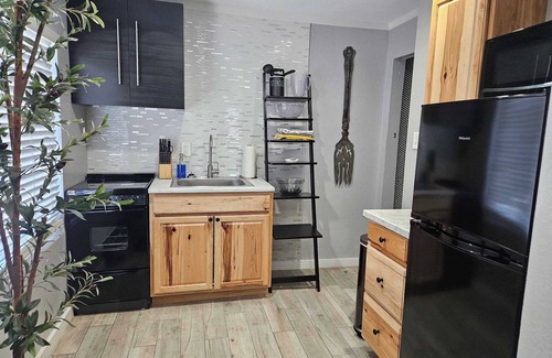 Barths Apartment | Cozy Apt on 38th- Queen bed and desk