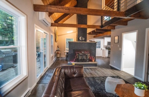 East Stroudsburg Cabin | Cozy Arctic Getaway w/Hot Tub near Bushkill Falls