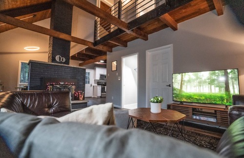 East Stroudsburg Cabin | Cozy Arctic Getaway w/Hot Tub near Bushkill Falls