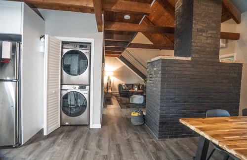 East Stroudsburg Cabin | Cozy Arctic Getaway w/Hot Tub near Bushkill Falls