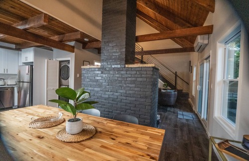 East Stroudsburg Cabin | Cozy Arctic Getaway w/Hot Tub near Bushkill Falls