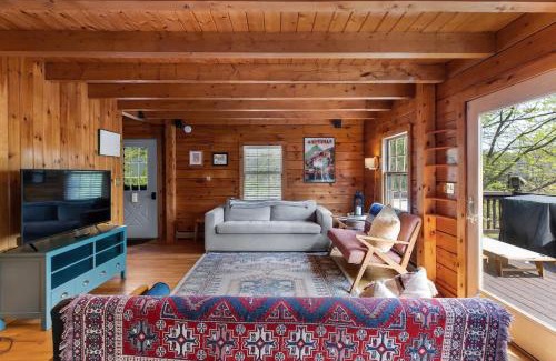 Athens House | Cozy Athens Cabin on the Lake with Hot Tub & Backyard