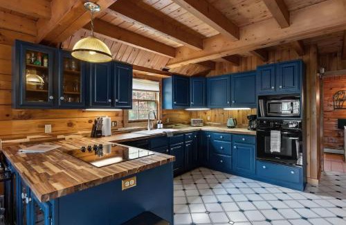 Athens House | Cozy Athens Cabin on the Lake with Hot Tub & Backyard