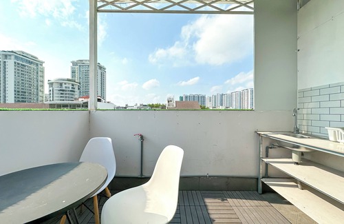 Phu My Hung Apartment | Cozy balcony studio in D7 with chill rooftop