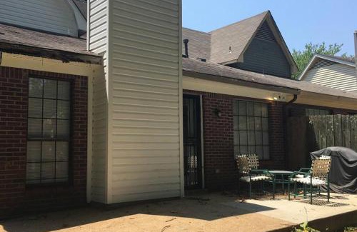 Ellendale House | Cozy Bartlett home with garage, fenced backyard