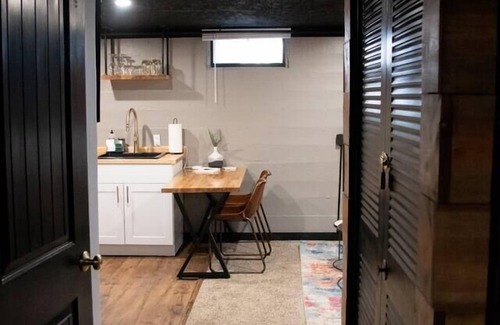 Sheridan Apartment | Cozy Basement w/King Bed |The Yonder Suite