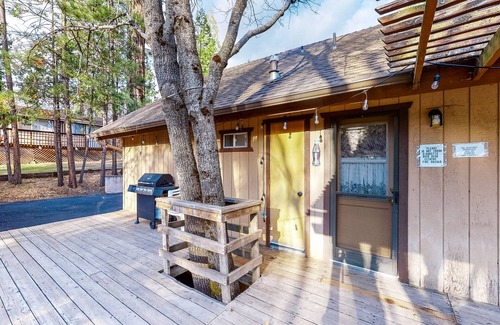 Bass Lake Cabin | Cozy Bass Lake home in Willow Cove with fireplace, grill & deck