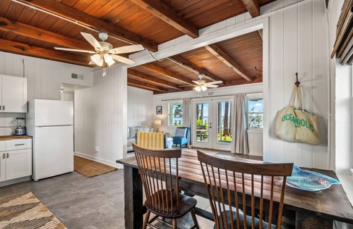 Panacea House | Cozy bayfront farmhouse!