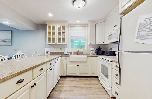 York Beach Condo | Cozy Beach Condo: Easy Walk to the Best Part of the Beach & Top Restaurants