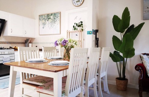 Largs North House | Cozy Beach Cottage/Steps from Beach,Jetty