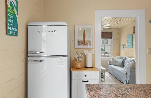Galveston Cottage | Cozy Beach Cottage- Minutes to the beach & Historic Strand
