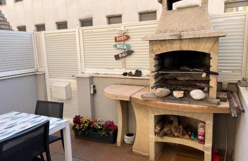 Cubelles House | Cozy Beach House with Pool & BBQ