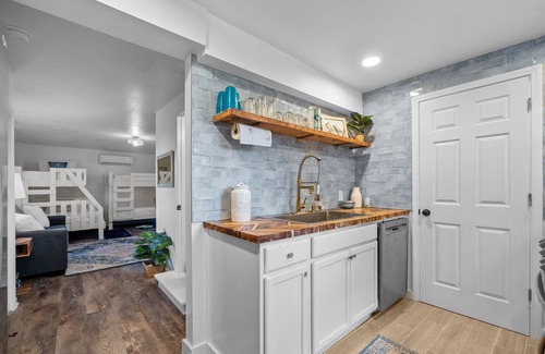 Jacksonville Apartment | Cozy beach studio- Bottom unit