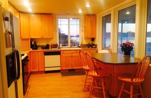 Victor House | Cozy Beachfront House w/Dock and Kayak