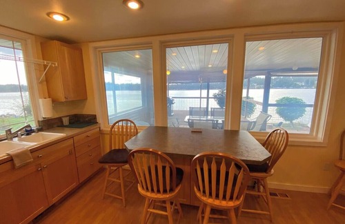 Victor House | Cozy Beachfront House w/Dock and Kayak