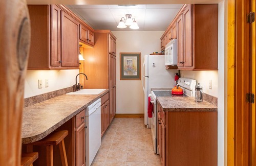 North Conway Cabin | Cozy Bear Cabin - 10 minutes from Cranmore and Attitash mountains