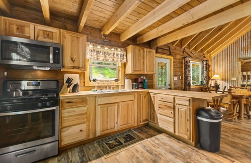 Clarington Cabin | Cozy Bear Cabin in Cook Forest 2 miles from the Clarion River!