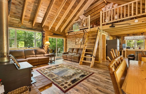 Clarington Cabin | Cozy Bear Cabin in Cook Forest 2 miles from the Clarion River!