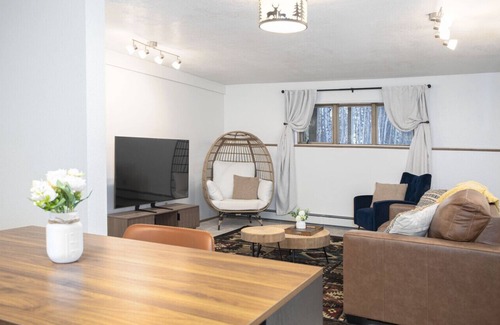 College Cabin | Cozy Bear Den Rustic Cabin