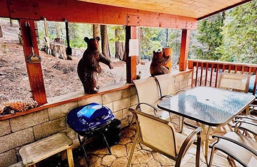 Yosemite West Apartment | Cozy Bear South-Inside Yosemite-Sleeps 5