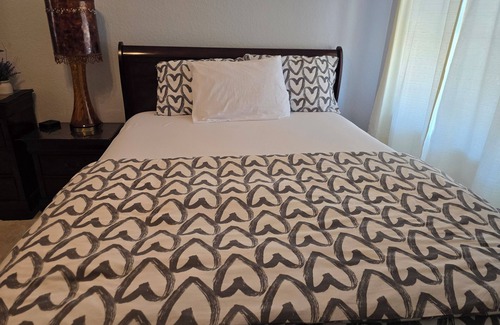 Lancaster House | Cozy -bedroom house in charming Palmdale with AC