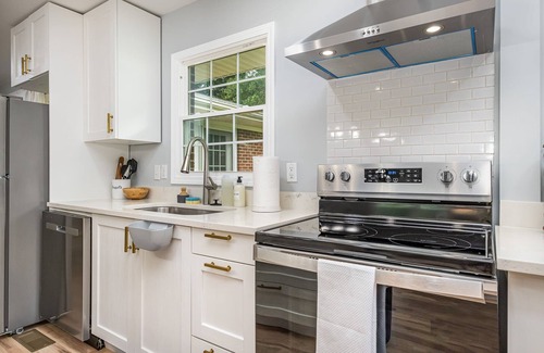 South Belmont House | Cozy Belmont Retreat: Charming 3-Bedroom Haven!