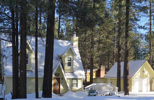 Big Bear Lake Cottage | Cozy Big Bear Lake family cottage, at the foot of Ski Summit!