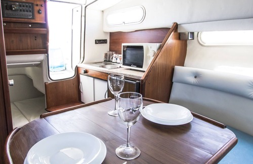Tias Boat Rental | Cozy boat to unwind by the ocean