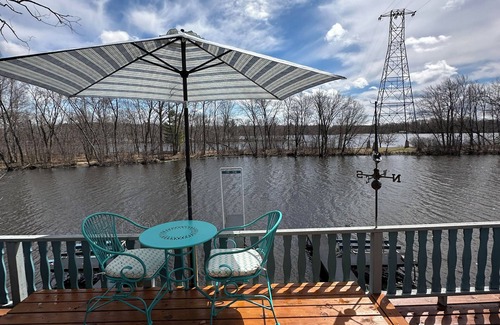 Stevens Point Cottage | Cozy boathouse in enchanting Stevens Point with AC