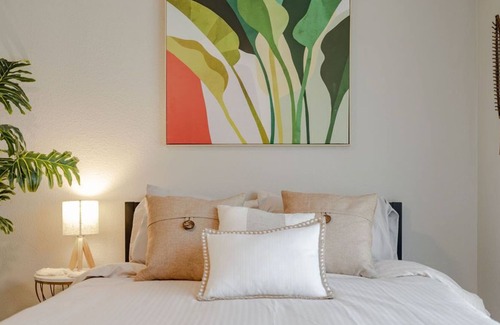 South Lamar Apartment | ☼Cozy Boho Studio☼Heart of ATX☼Pool,Gym☼Long Term☼
