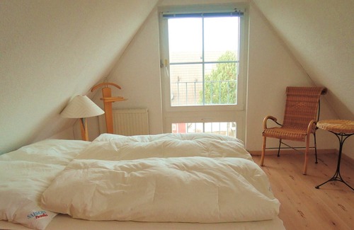 Breege Apartment | Cozy-bright feel-good maisonette in a quiet house with balcony, nice landlord