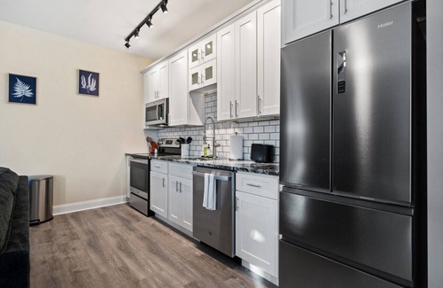 East Liberty Apartment | Cozy & Bright King Bed Suite w/Free Parking!