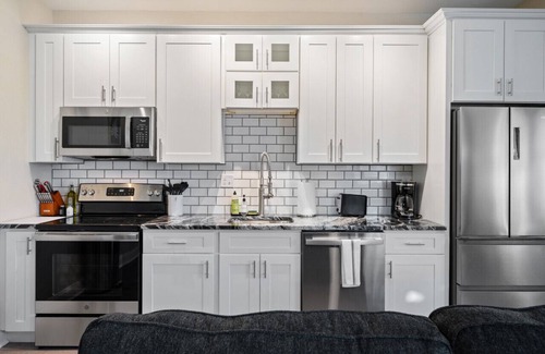 East Liberty Apartment | Cozy & Bright King Bed Suite w/Free Parking!