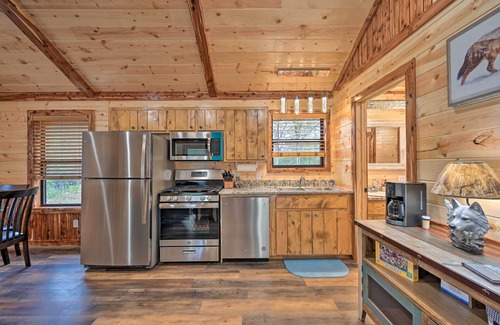 Broken Bow House | Cozy Broken Bow Cabin, Walk to the Lukfata Creek!