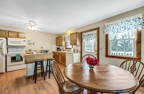 Old Mystic House | Cozy Bungalow Just Minutes from Mystic, Westerly Beaches, Boating and Casinos! by RedAwning