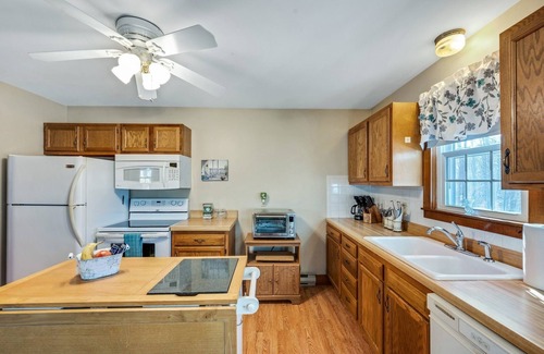 Old Mystic House | Cozy Bungalow Just Minutes from Mystic, Westerly Beaches, Boating and Casinos! by RedAwning