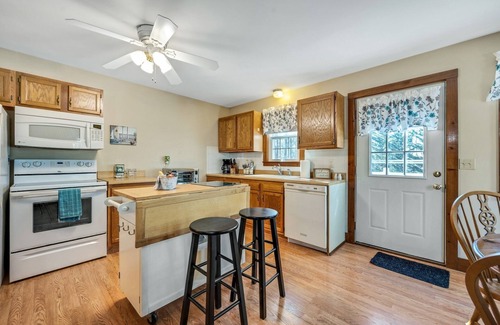 Old Mystic House | Cozy Bungalow Just Minutes from Mystic, Westerly Beaches, Boating and Casinos! by RedAwning