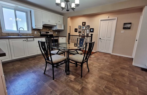 Longueuil House | Cozy Bungalow Longueuil | 3 BR | 6 pers