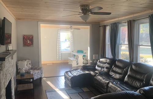 Anderson House | COZY BUNGALOW MINUTES FROM DOWNTOWN ANDERSON