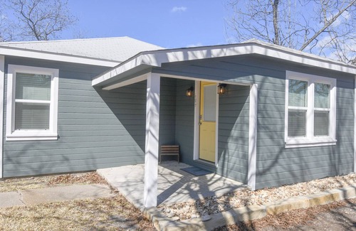 Valley Mills House | Cozy Bungalow Near Chip and Jo’s Gristmill and Farmhouse
