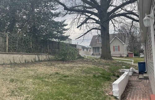Elsmere House | Cozy bungalow w/deck- 5 minutes from Riverfront