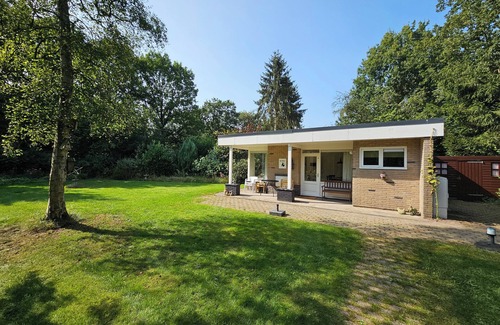 Schoonloo House | Cozy bungalow with large, fenced garden in natural surroundings