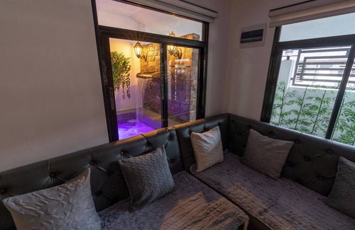 Angeles City House | Cozy Bungalow with Jacuzzi