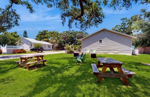 Bayou Oaks House | Cozy bungalow with shared pool, internet, onsite washer and dryer
