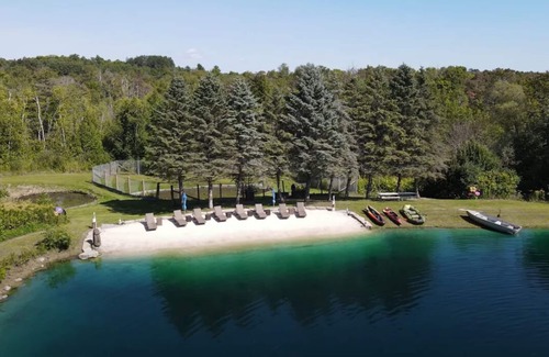 Tyrone House | Cozy Bunkie by a Tranquil Freshwater Pond in Clarington, Ontario