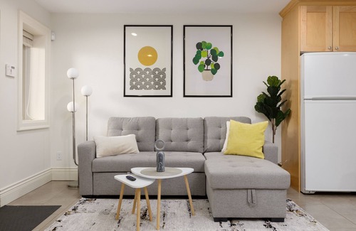 District of North Vancouver Apartment | Cozy 2BR BSMT Suite Near Grouse Mt. and Edgemont.