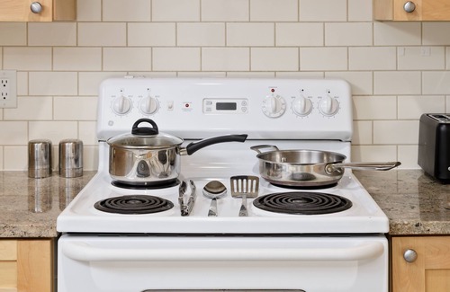 District of North Vancouver Apartment | Cozy 2BR BSMT Suite Near Grouse Mt. and Edgemont.