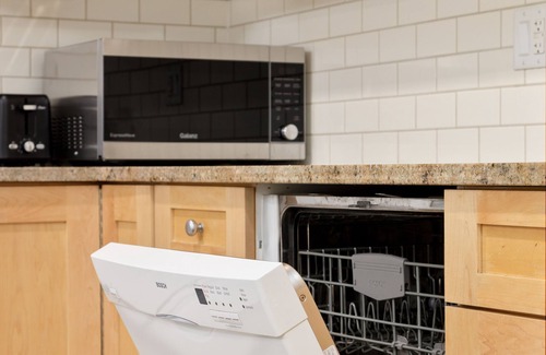 District of North Vancouver Apartment | Cozy 2BR BSMT Suite Near Grouse Mt. and Edgemont.